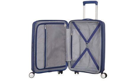 Organización interior con bolsillo extra con cremallera.