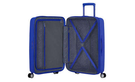 Organización interior con bolsillo extra con cremallera.