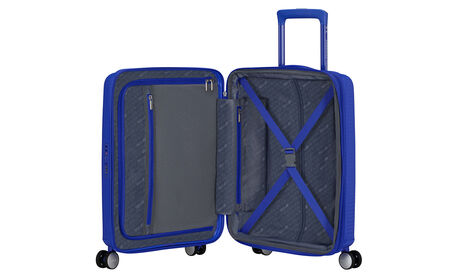 Organización interior con bolsillo extra con cremallera.