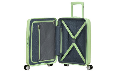 Organización interior con bolsillo extra con cremallera.