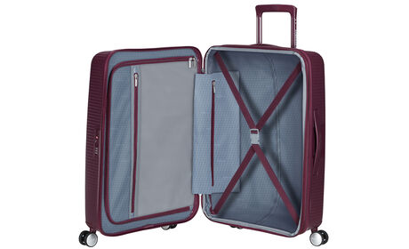 Organización interior con bolsillo extra con cremallera.