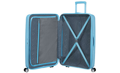 Organización interior con bolsillo extra con cremallera.