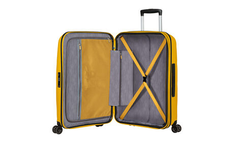 Organización interior con bolsillo adicional con cremallera.