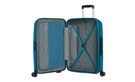 Organización interior con bolsillo adicional con cremallera.