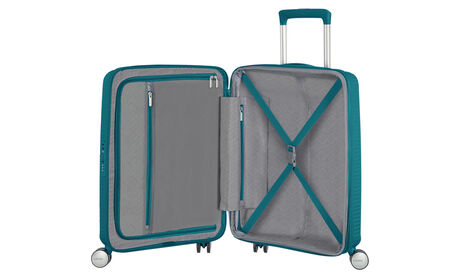 Organización interior con bolsillo extra con cremallera.