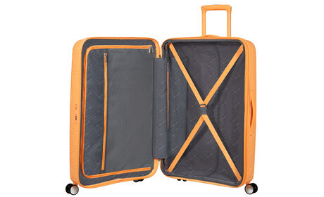 Organización interior con bolsillo extra con cremallera.