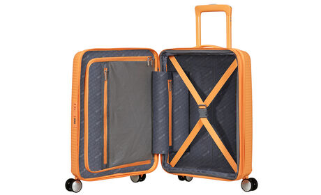 Organización interior con bolsillo extra con cremallera.