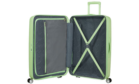 Organización interior con bolsillo extra con cremallera.