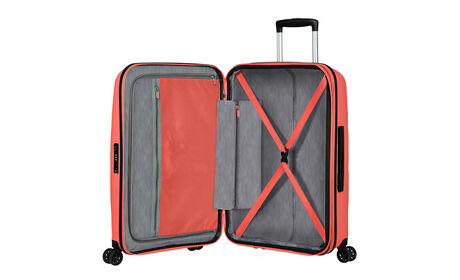 Organización interior con bolsillo adicional con cremallera.