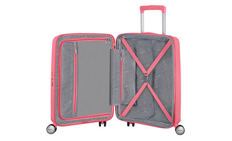 Organización interior con bolsillo extra con cremallera.