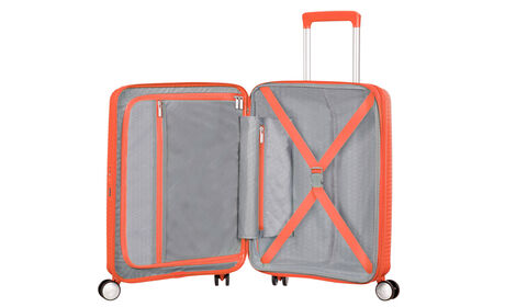 Organización interior con bolsillo extra con cremallera.