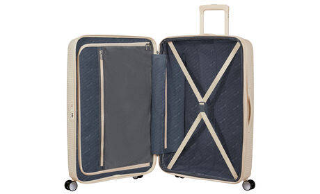 Organización interior con bolsillo extra con cremallera.