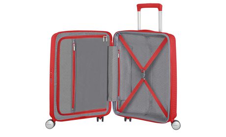 Organización interior con bolsillo extra con cremallera.