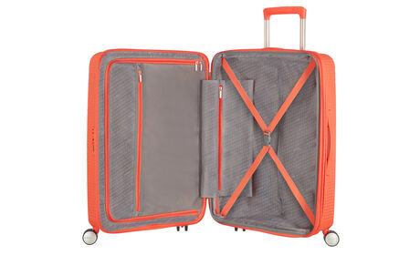 Organización interior con bolsillo extra con cremallera.