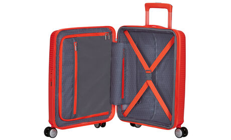 Organización interior con bolsillo extra con cremallera.