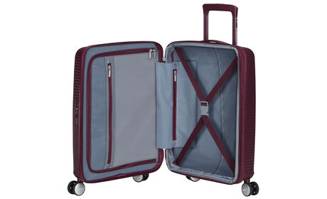 Organización interior con bolsillo extra con cremallera.