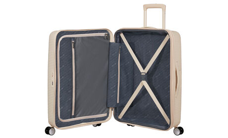 Organización interior con bolsillo extra con cremallera.